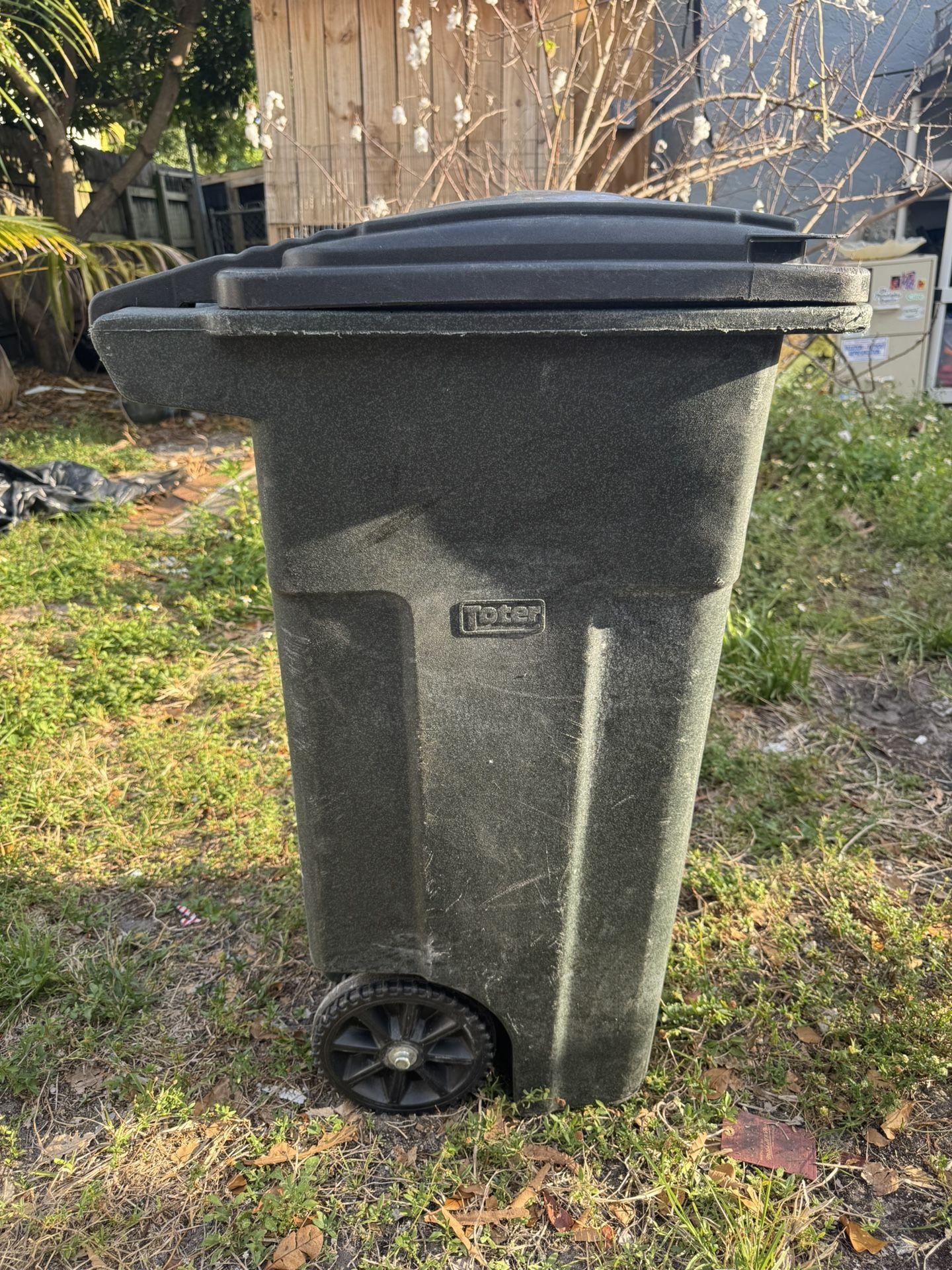 Toter 32 Gallon Blackstone Trash Can with Wheels and Attached Lid