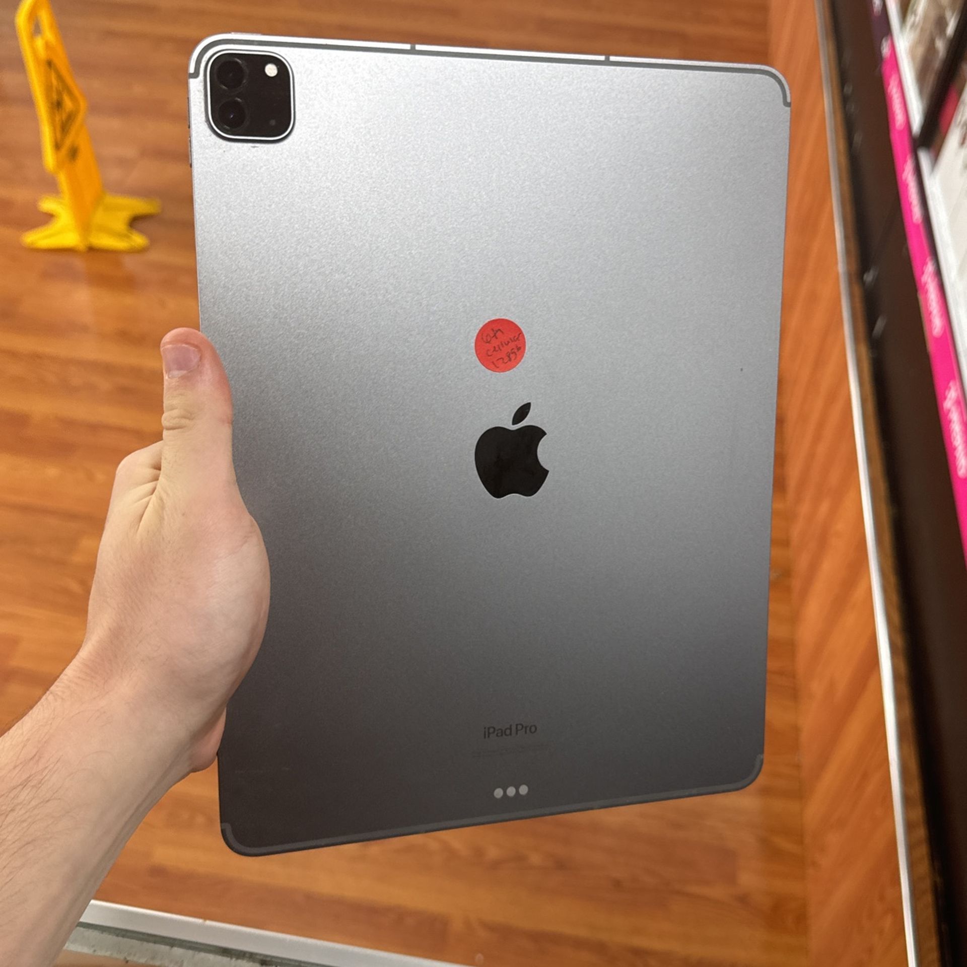 iPad Pro 12.9 6th Generation WiFi Only 128gb Used - www