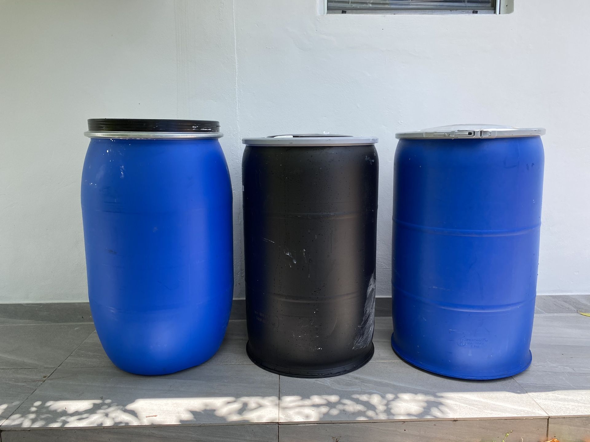 55 gallons plastic barrels, barrel , barriles, drums , drum