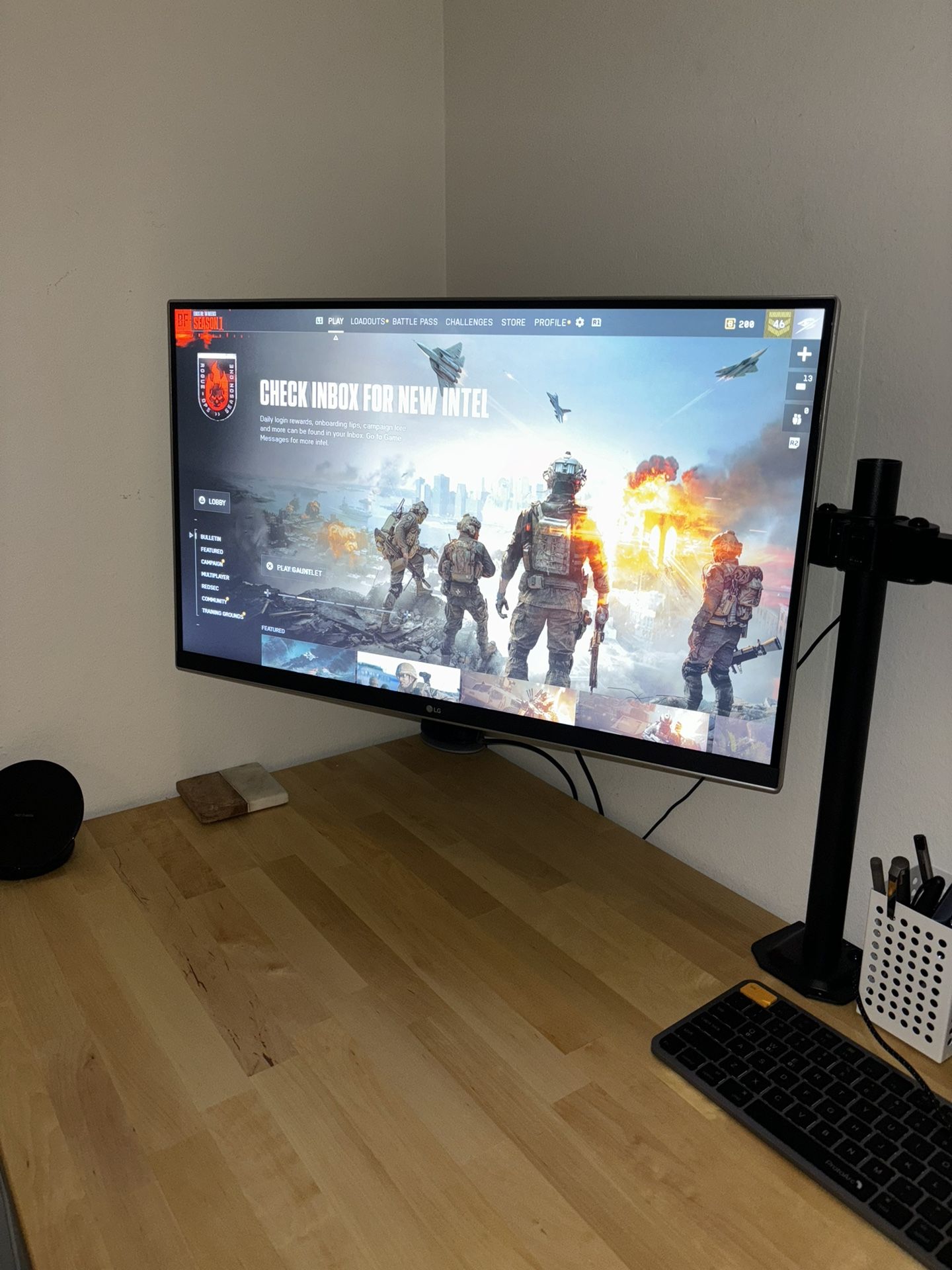 Lg 27” 4k monitor 60 Hertz With Monitor Stand And Arm.