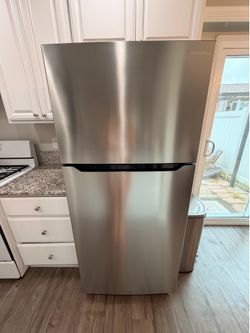 Insignia 18 Cu. Ft. Refrigerator – Excellent Condition