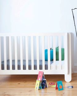 Modern white Crib (Oeuf) + mattress + sheets
