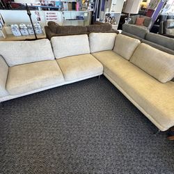 2pc sectional w/ Metal legs