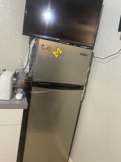 MESA DE UÑAS Y REFRIGERADOR DE 6”