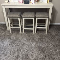 CREAM ISLAND WITH THREE STOOLS 