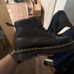 Dr. Martens size 7 (Like new)
