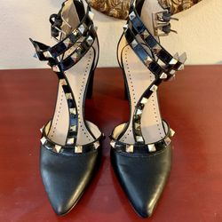 Black Adrienne Vittadini T-strap Pump Size 6