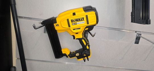 NEW DEWALT 20V 18G CROWN STAPLER 175$ TOOL ONLY