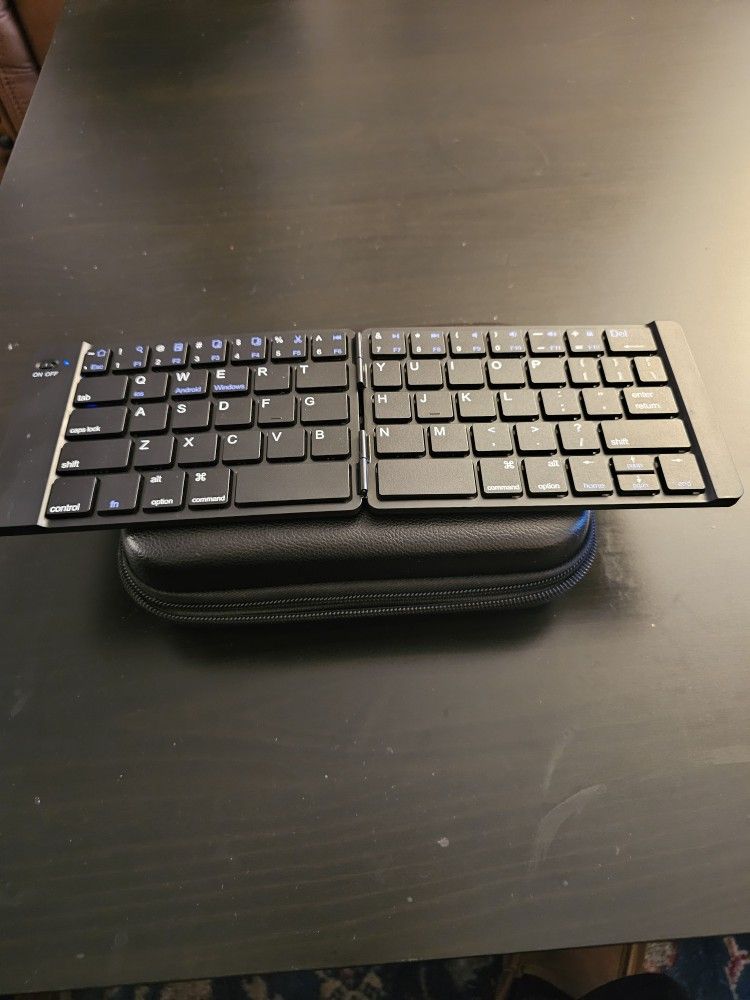 BRAND NEW WIRELESS KEYBOARD WITH MICE AND BOX HOLDER