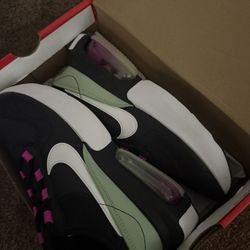 Women’s Nike Size7.5