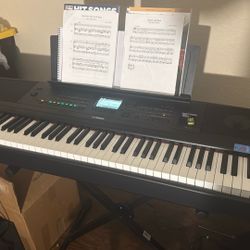 🎹 Yamaha DGX-670 88-Key Digital Piano – Excellent Condition