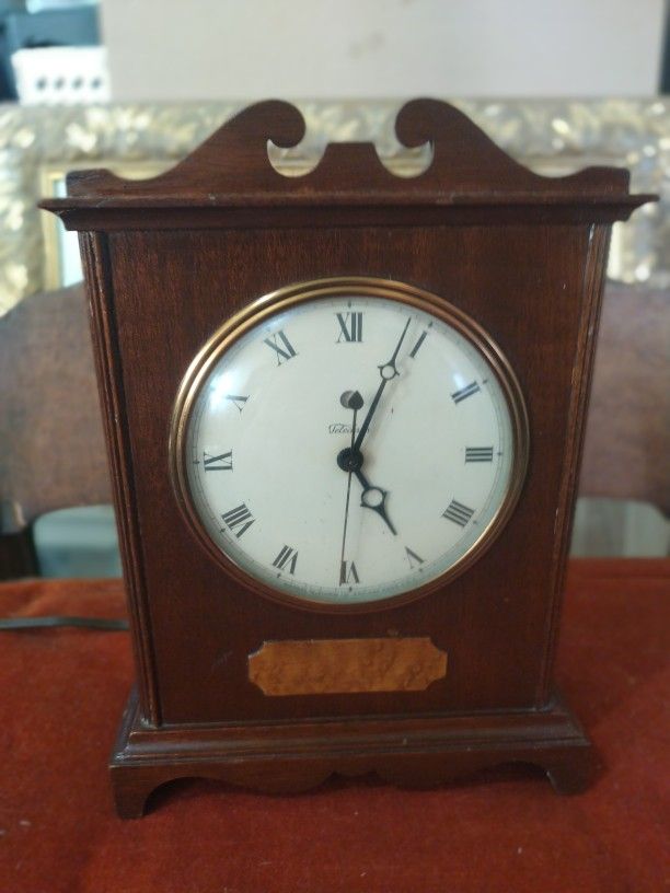 Warren Telechron Co. Electric Mantel Clock / Model 4H99 "The Knickerbocker" Circa 1939-44