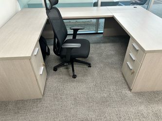 Executive L-Shaped Office Desk + Guest Chairs – Immaculate Condition