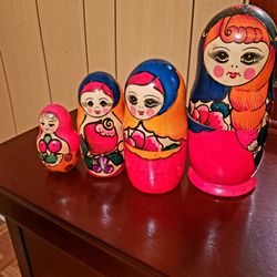 Collectable Art Nesting Doll

4 Pieces 