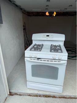 Gas Stove ( white, GE, 32”)