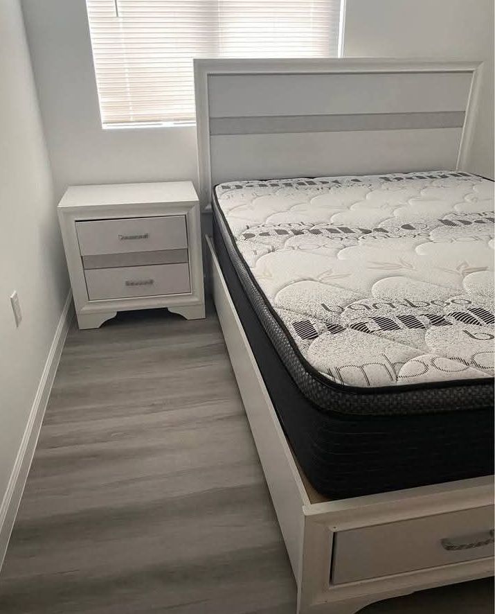 Brand new full-size bed, currently in stock. The listed price is for the 4-piece bedroom set. Everything is new.