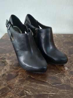 Women's Guess heeled booties size 7