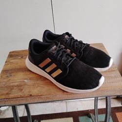 Very Nice Women's Adidas Shoes Size (6.5) Located In Reedley 