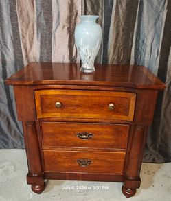 Nice modern COUNTRY LIVING FURNITURE night stand in good condition all drawers working, dovetail drawers,driveway pickup.
Stand.
L30"*W18"*H32"