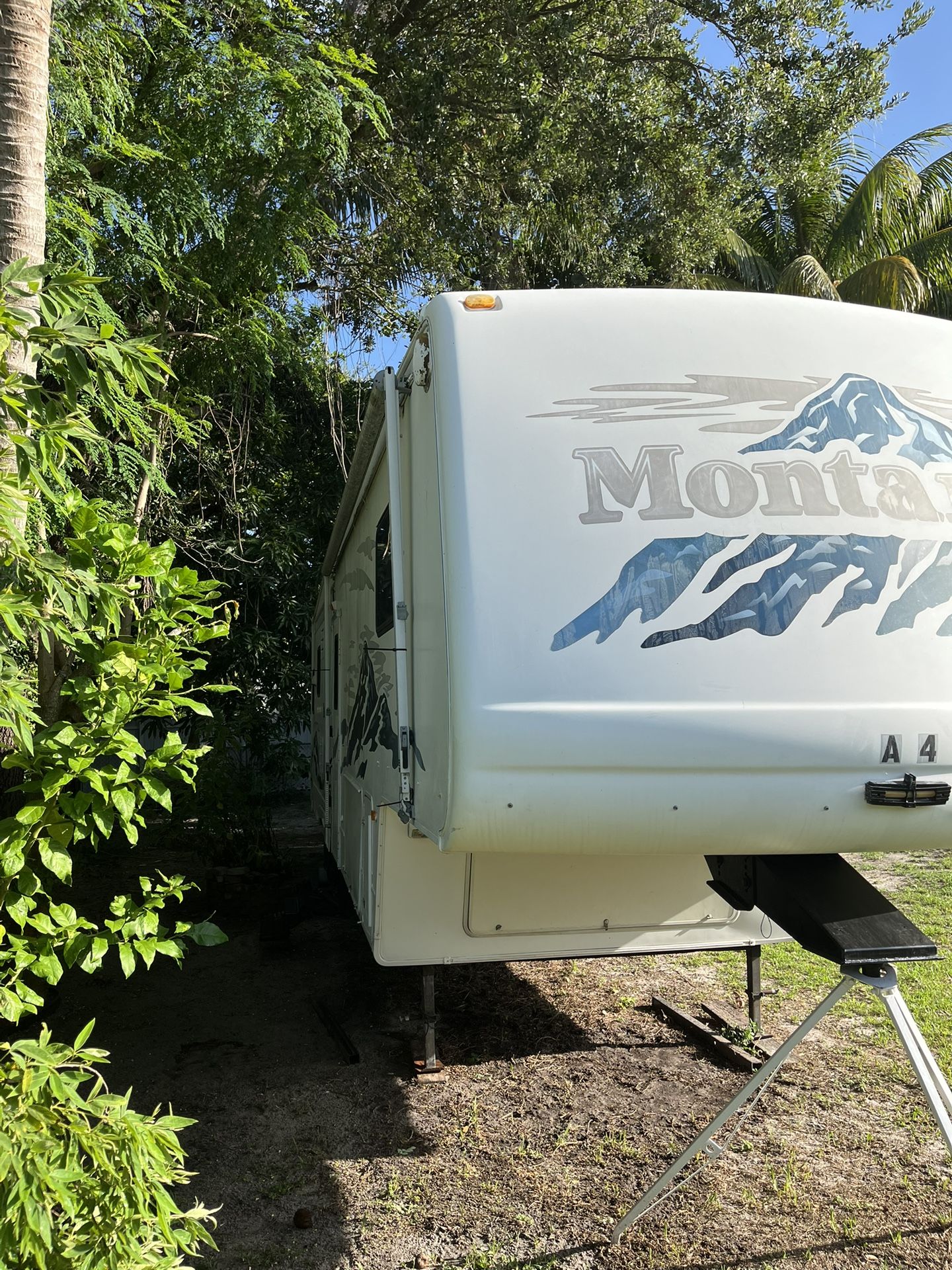 2004 Montana 5th wheel