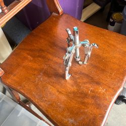 The product in the image is a 3-jaw gear puller. This tool is used to remove gears, pulleys, bearings, and flywheels from a shaft without causing dama