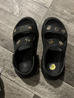 Sandler that look kind of like crocs, but they’re not they’re real comfortable and only were a couple times. They’ve been refurbished black with femin