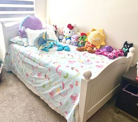 Girls white pottery barn trundle bed (Twin)