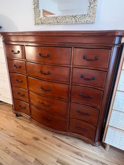 FREE /GRATIS: Wooden Large Dresser & Mirror (Gabetero y espero)