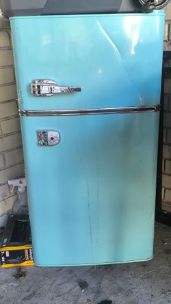 Galanz Retro 3.1 Cu. Ft. Mini Fridge with Top Freezer (Bebop Blue) - Read Description