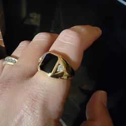 Men's 14kt Yellow Gold Onyx and diamond ring