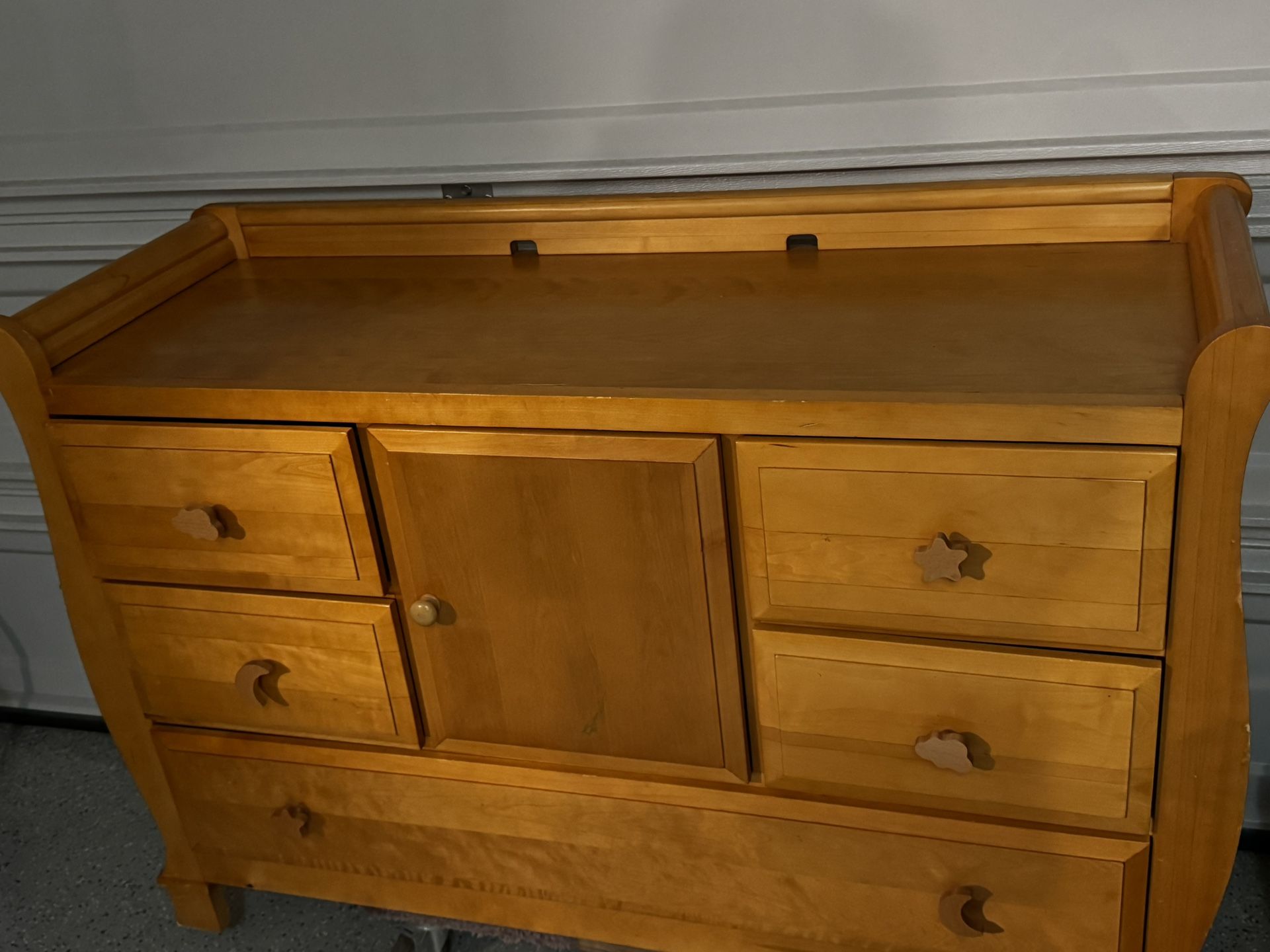 Wood Kids Dresser - Changing Table (pad Not Included) Its In Great Condition. All Drawers And Door Work.