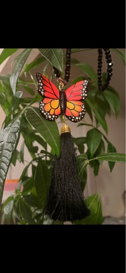 Bello collar largo Mariposa $25 hecho a mano