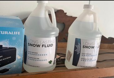Snow flake machine with snow fluid