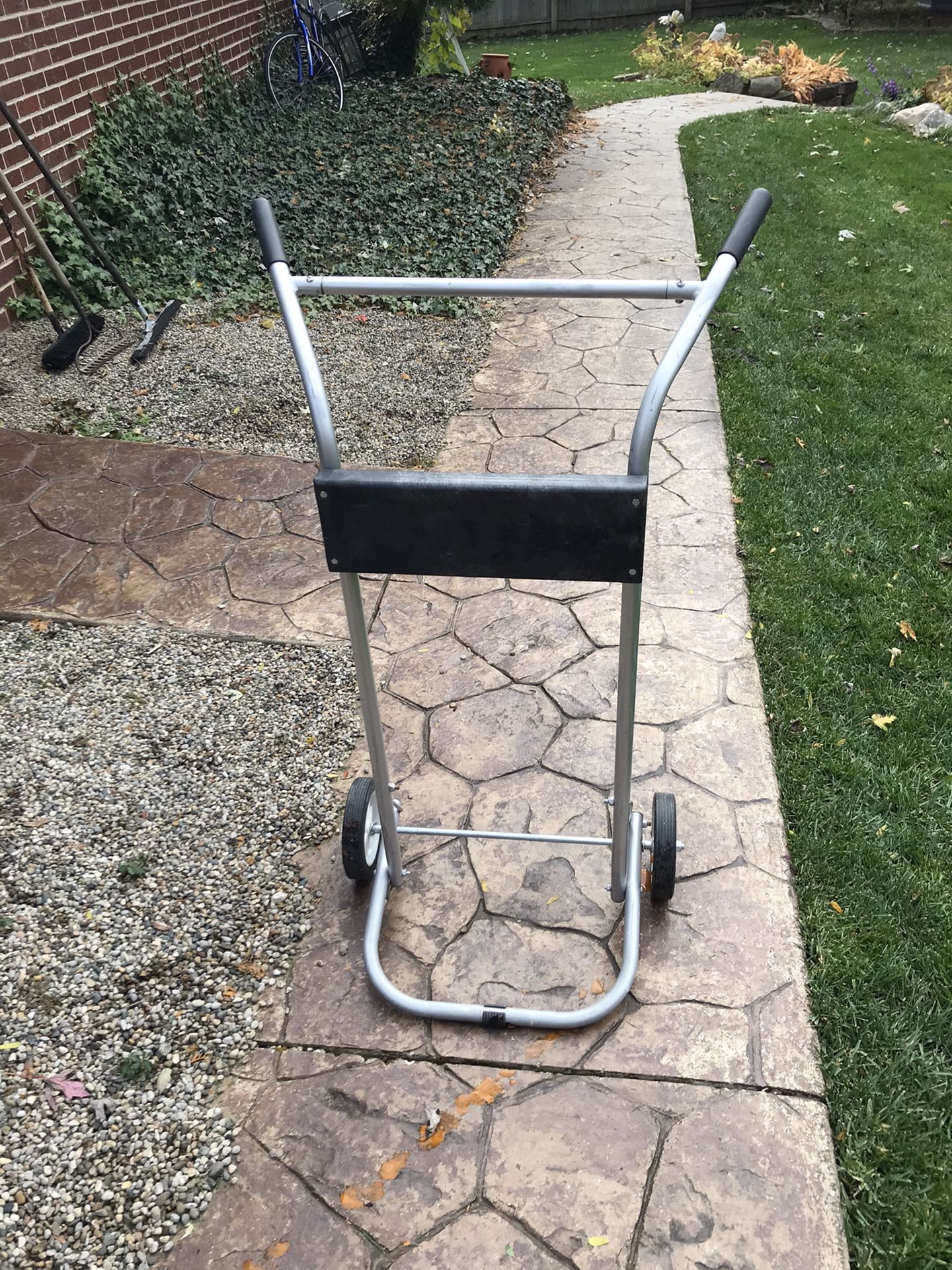 Outboard motor carrying stand