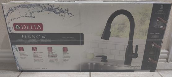 Kitchen Faucet Black Matte Single-Handle Pull-Down Sprayer with Shield Spray Technology - New
