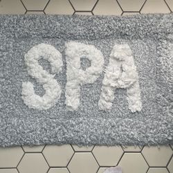 Bathmat & laundry basket 