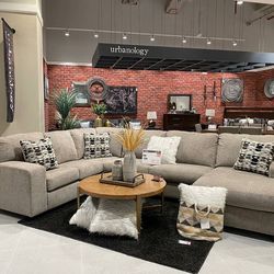 🎀 Ballinasloe Sectional With Chaise 🎀On Display You Can Come And Sene 🎀Same Day Delivery 