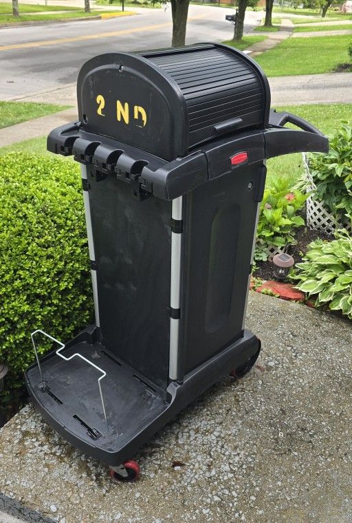 Rubbermaid Janitor Service Cleaning Cart