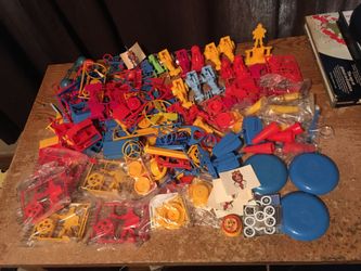 Huge lot of giveaway Burger King toys 78 to 81 yo-yo race car King chariot flying spinning disc gyroscope frisbee