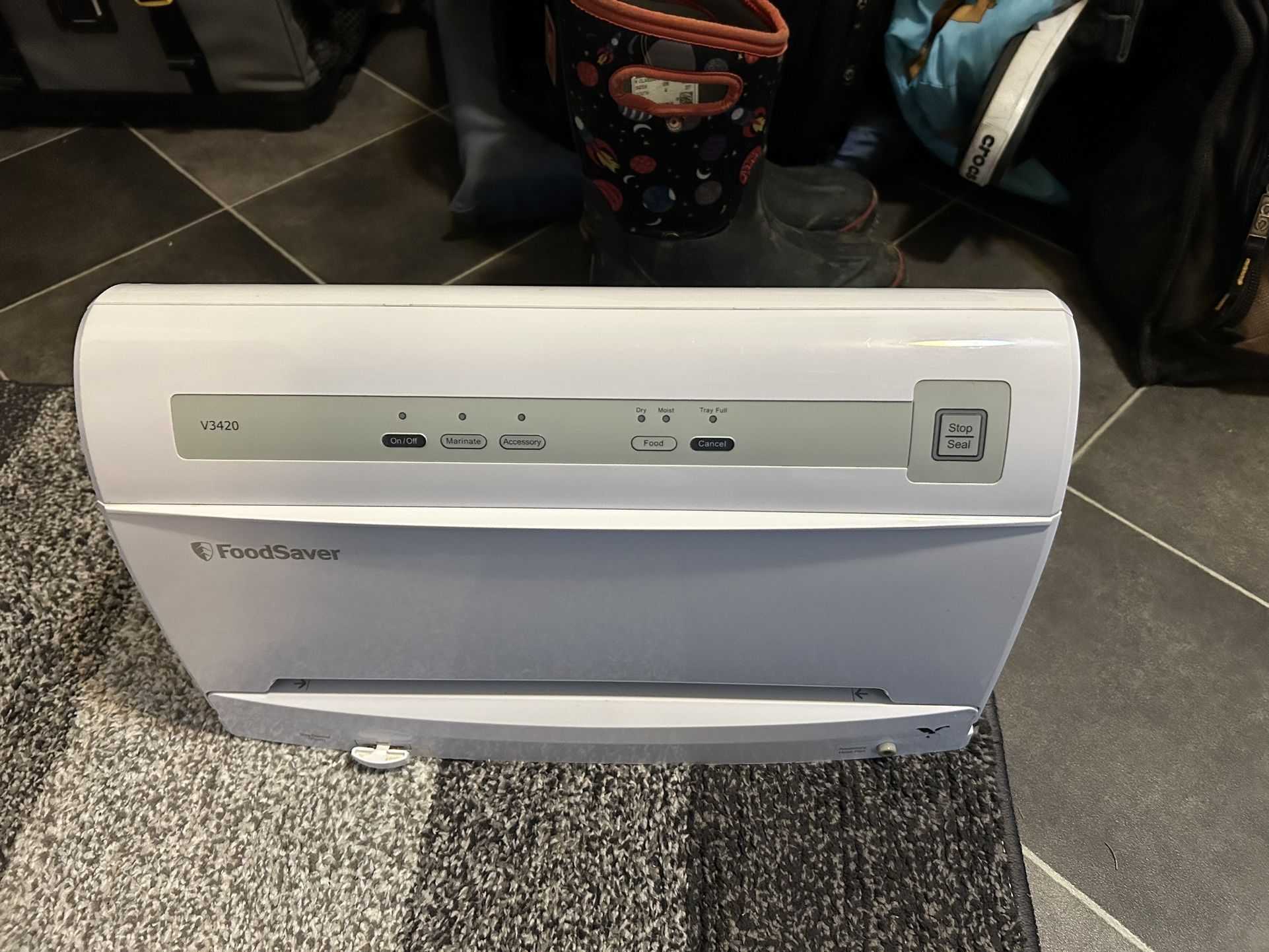 Food Saver Vacuum Sealer With 2 Rolls Of Bags