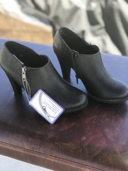 Black booties so 6 1/2