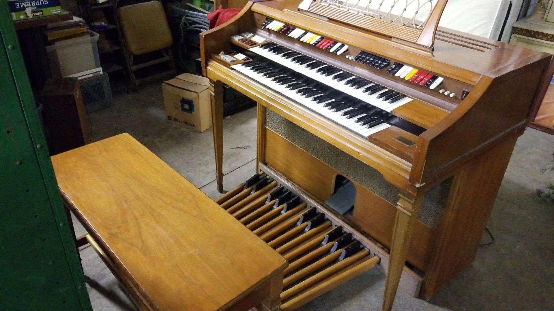 Free Wurlitzer organ works great with bench