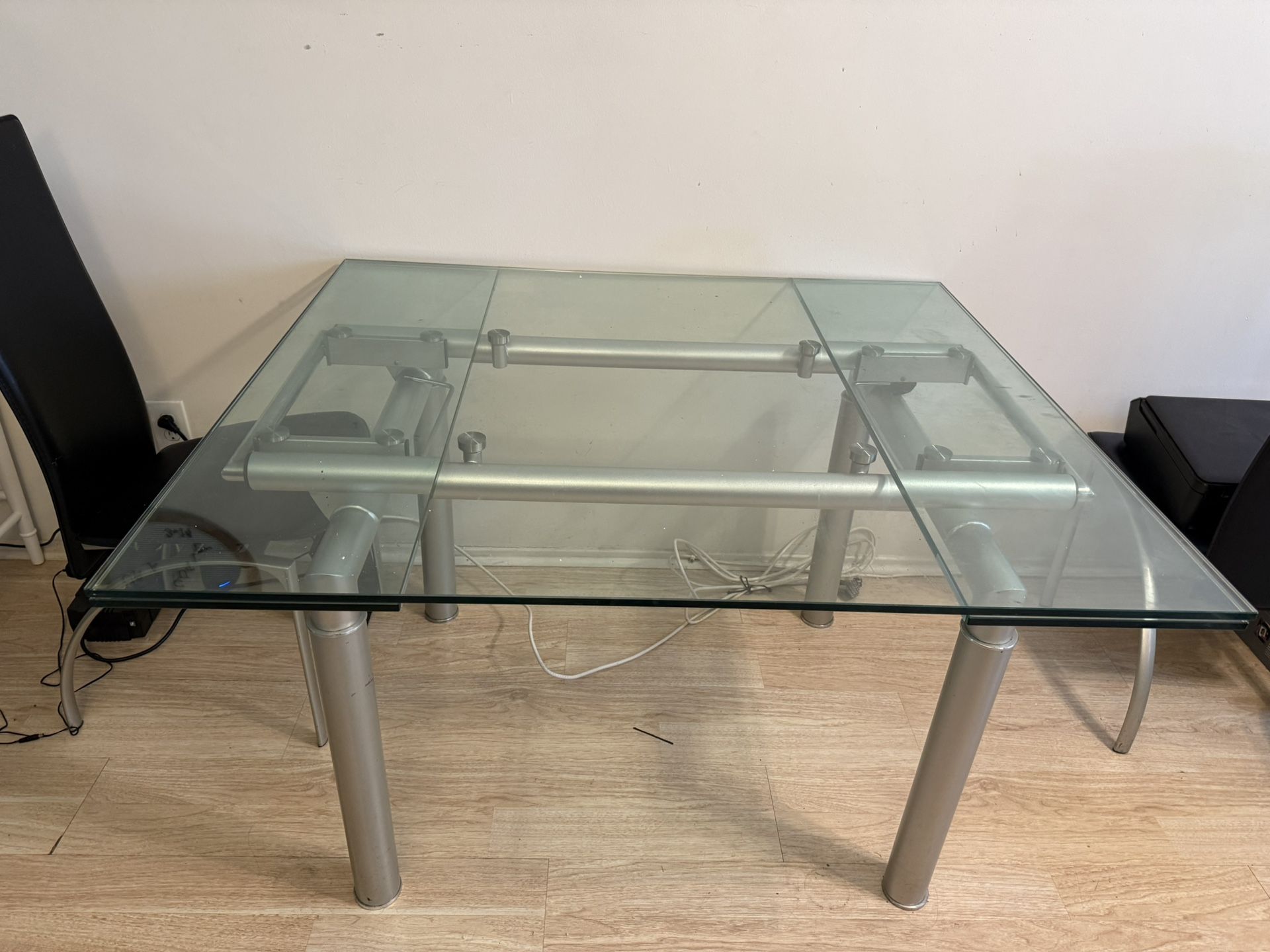 Extending Glass table and 6 chairs (Move out fire sale)