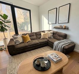 UNITED FURNITURE 2- PIECE BROWN SECTIONAL (FREE DELIVERY)(CLIFTON HEIGHTS PA 19018)