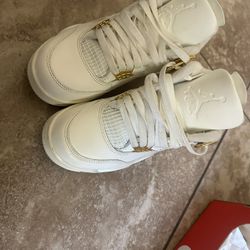 woman’s jordan 4 retro 