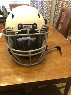 Schutt Vengeance Youth Helmet large for Sale in El Paso, TX - OfferUp