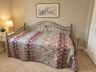 Metal Daybed with Pull-Out Trundle – Twin Size