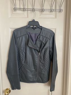 Chamarra Imitación Piel Color Carbón , Marca APT. 9 De Kohl’s- Size M