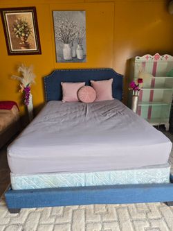 CAMA QUEEN CON COLCHONES EN BUENAS CONDICIONES