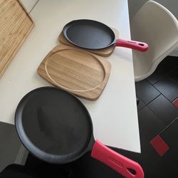 Cast iron Fajita Pans With Wood Serving Boards